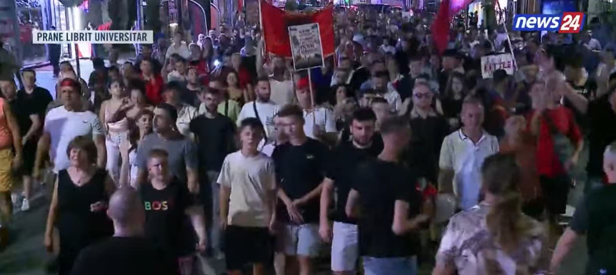 Protesta e 61-të kundër Ramës: Marshim te Libri Universitar me thirrjen "Çohuni nga kafja!"