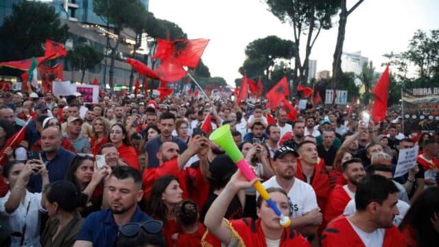 Protestat shqiptare: sistemi klientelist i administratës publike në qendër të krizës