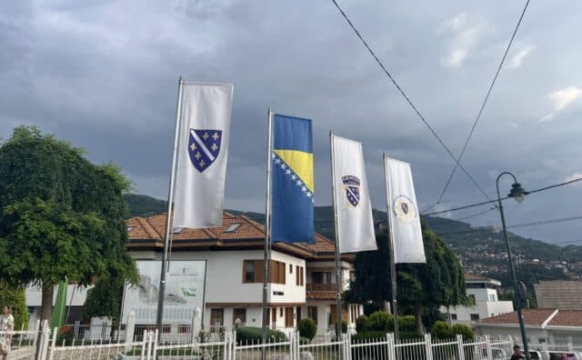 Bosnja kriminalizon flamurin e luftës: Republika Srpska godet simbolet boshnjake