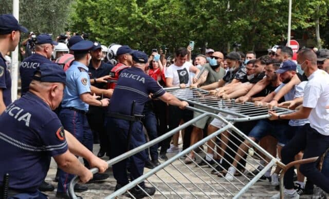 Përleshje para Kuvendit: 18 protestues të ndaluar, 9 policë të lënduar
