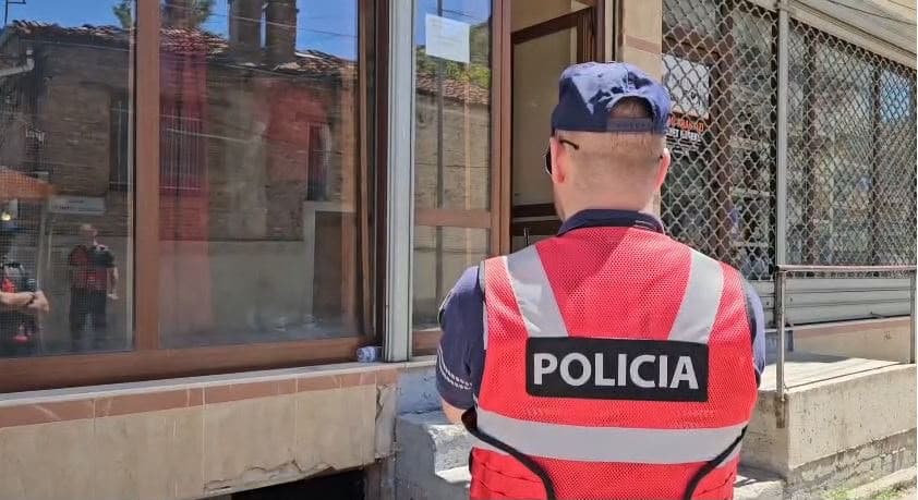 Polic me jelek te kuq
