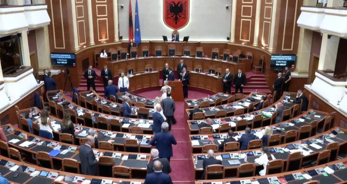 Tensione në Kuvend, deputetët e PD bllokojnë foltoren dhe nuk lejojnë të raportojë Avokati i Popullit, punimet ndërpriten dy herë
