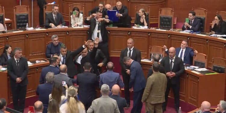 Lagu Ramën me ujë/ Peleshi përjashton Bardhin nga seanca