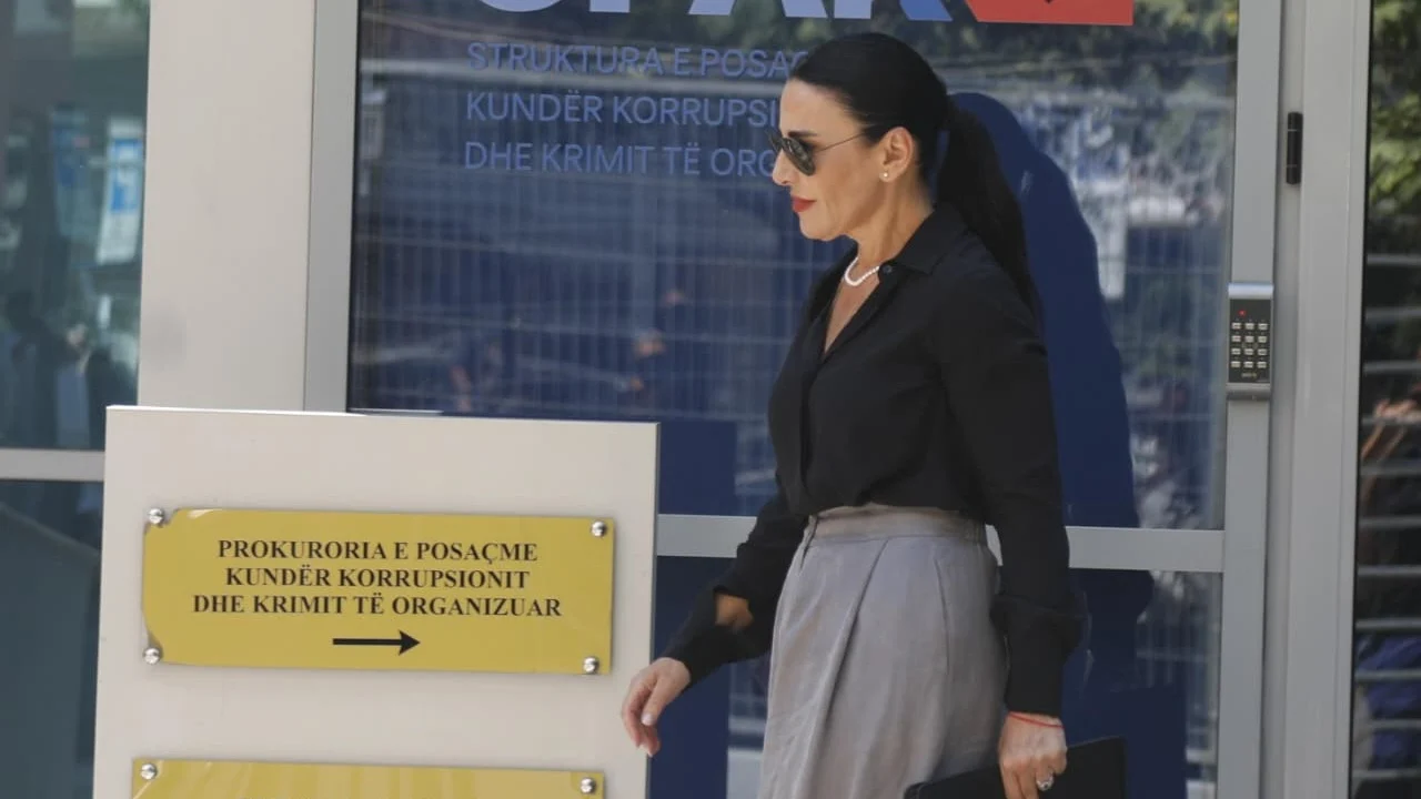 I komunikohet akuza, Belinda Balluku paraqitet në SPAK, shoqërohet nga avokati i saj